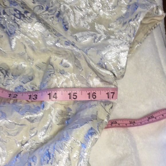 ⭐️ Forever21 Cream Metallic Silver Floral Print Short Short sleeve Blouse - Picture 3 of 11